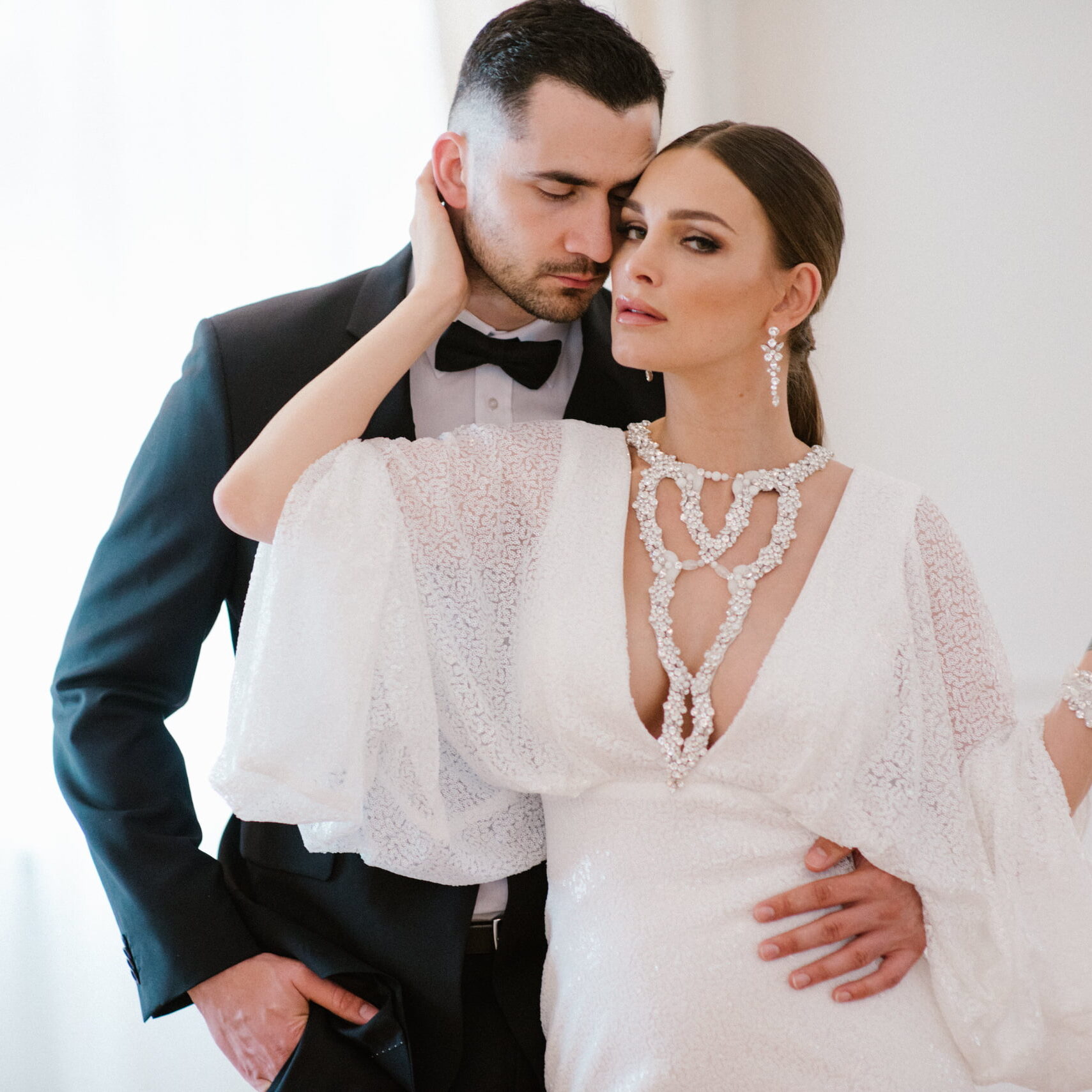 elegancka para młoda, styl glamour, biżuteria ślubna