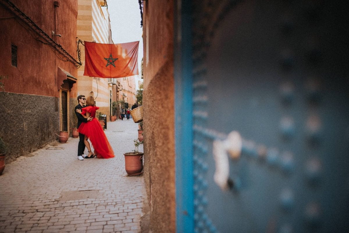 red wedding dress Giambattista Valli HM Morocco elopement ślub zagranicą