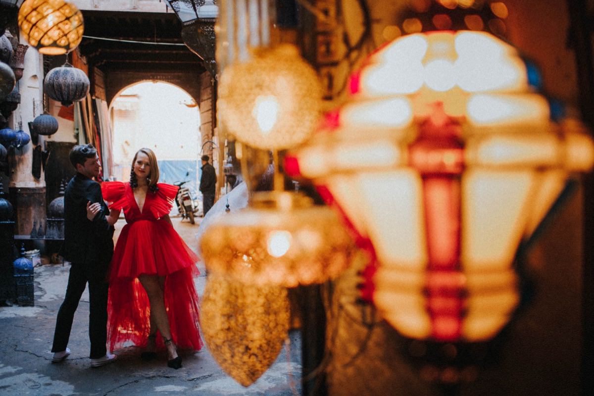 red wedding dress Giambattista Valli HM Morocco elopement ślub zagranicą Decolove