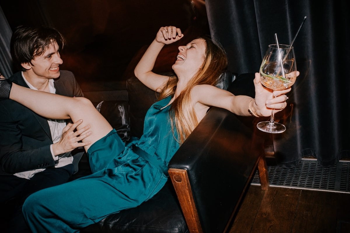 kobieta i mężczyzna pija drinka w barze