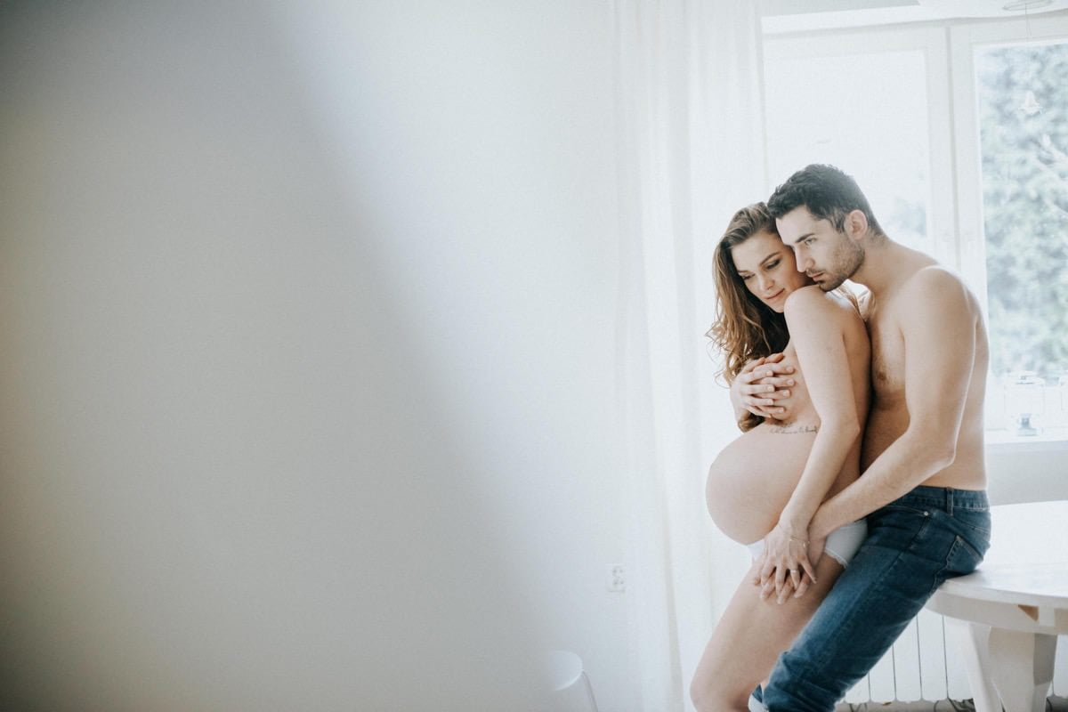 intymna sesja ciążowa w domu