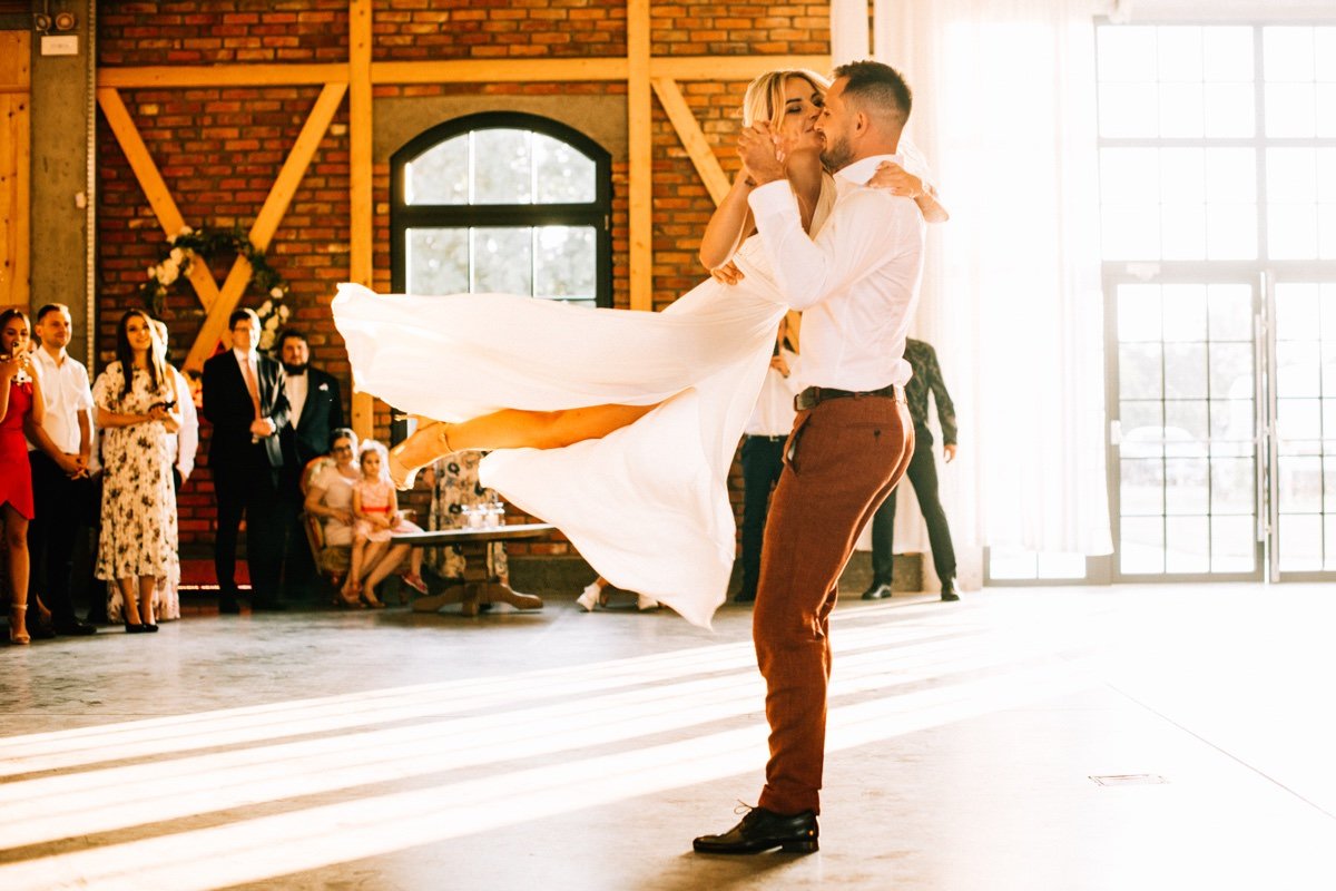 ślub i wesele w stodole Majątek Howieny pierwszy taniec