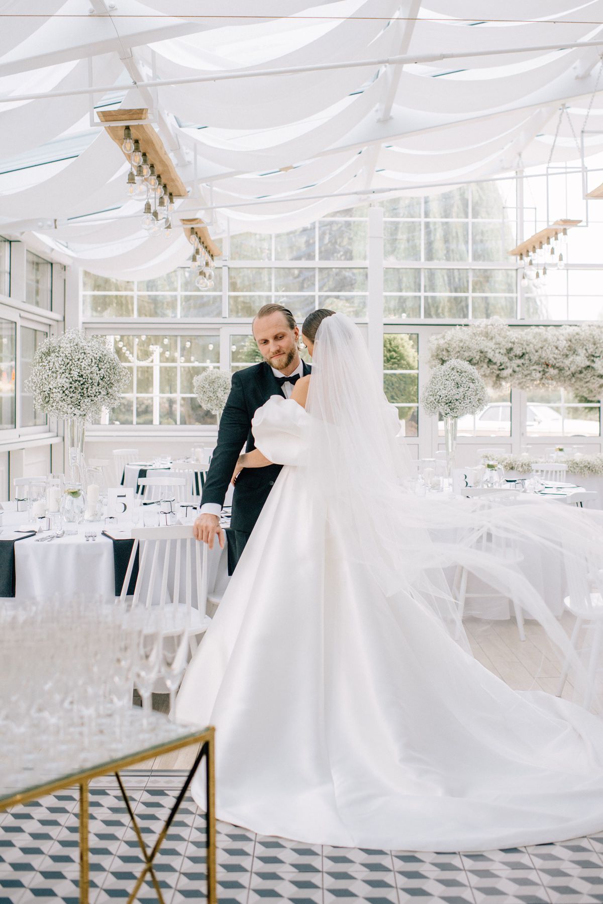 nowoczesny minimalizm ślub i wesele z klasą pronovias